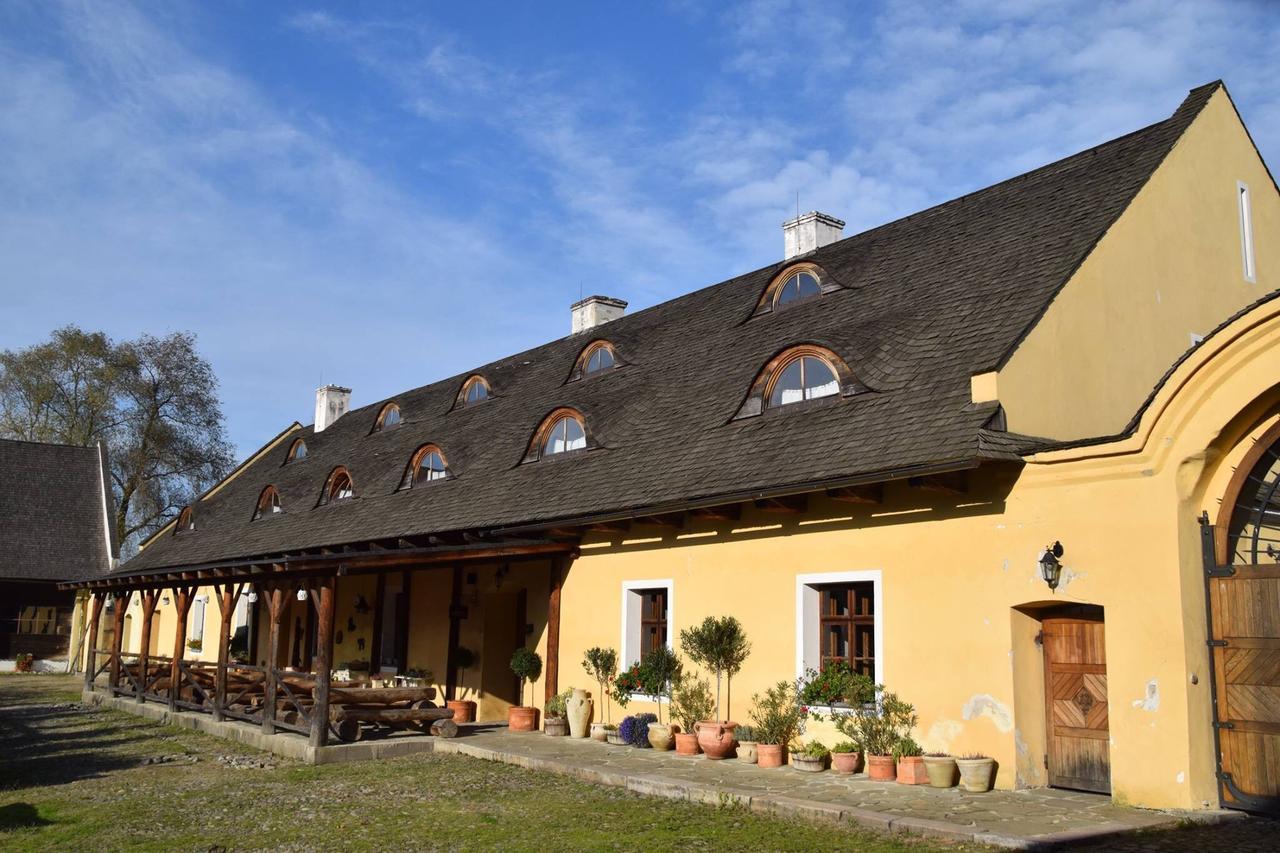 Dvur Olsiny -Hotel And Horse-Riding Karviná 외부 사진